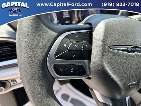 Used 2023 Chrysler Pacifica Touring-L FWD image 21