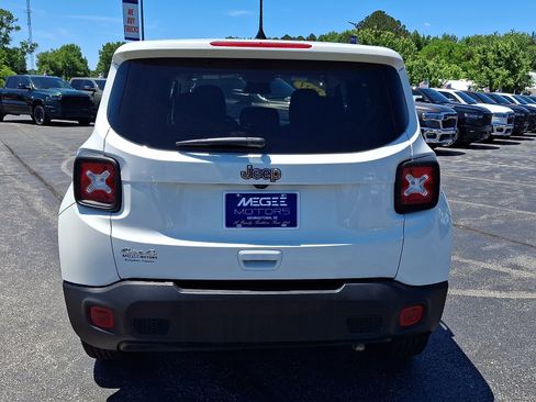 Used 2023 Jeep Renegade Latitude AWD/4WD image 5