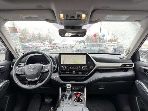 Used 2024 Toyota Highlander Limited image 13