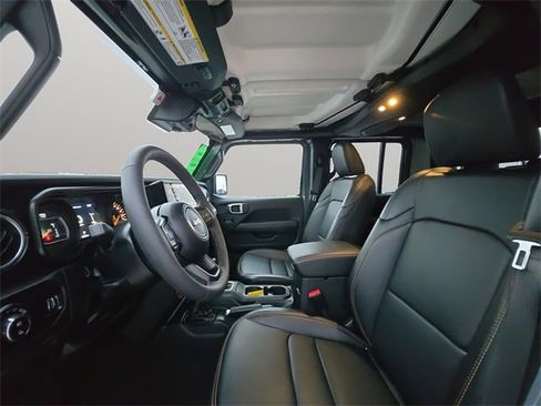 Used 2025 Jeep Gladiator Sport image 10