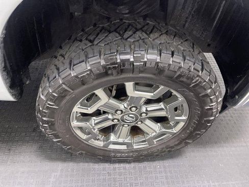 Used 2018 Nissan Titan SV w/ SV Convenience Package AWD/4WD image 19