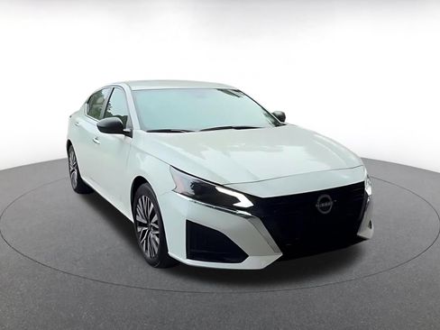 Used 2025 Nissan Altima 2.5 SV FWD image 3