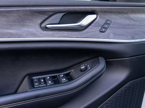 Used 2024 Jeep Grand Cherokee Limited image 15