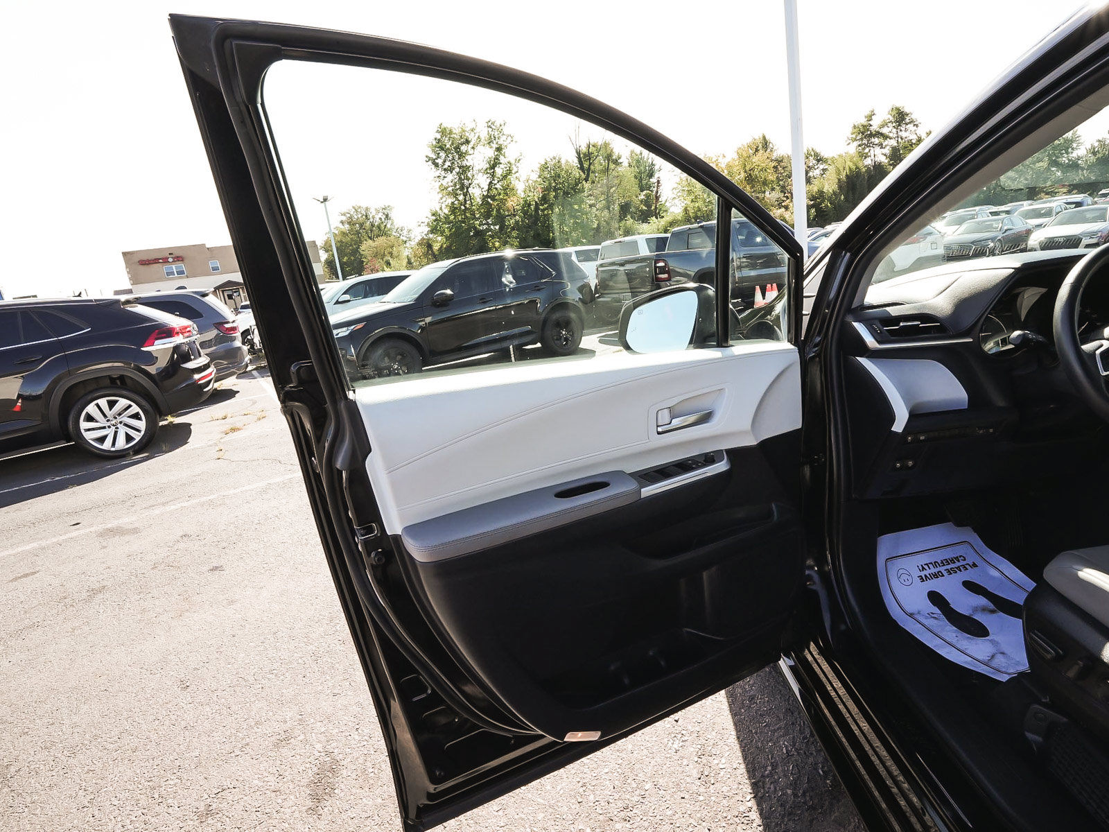 Used 2025 Toyota Sienna XLE FWD image 11