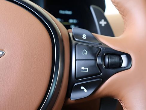 Used 2023 Aston Martin V8 Vantage Base image 18