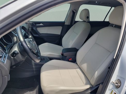 Used 2018 Volkswagen Tiguan SE w/ Panoramic Sunroof Package FWD image 17