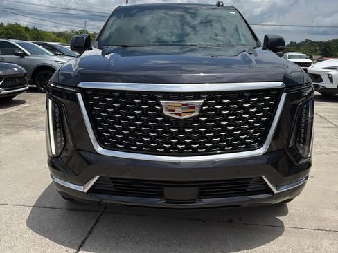 Used 2025 Cadillac Escalade Luxury AWD/4WD image 3