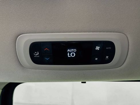 Used 2024 Chrysler Pacifica Touring-L FWD image 24