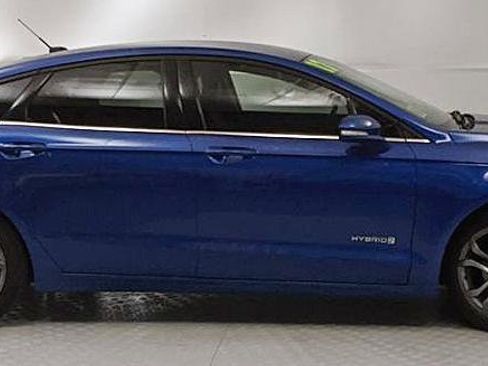 Used 2017 Ford Fusion SE w/ Equipment Group 601A image 2