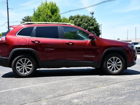 Used 2019 Jeep Cherokee Latitude w/ Cold Weather Group AWD/4WD image 8
