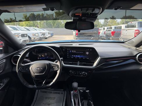 Used 2025 Chevrolet Trax RS w/ Sunroof Package FWD image 17