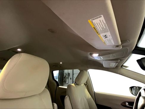 Used 2017 Chrysler Pacifica Touring image 13