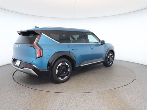 Used 2024 Kia EV9 Land image 5