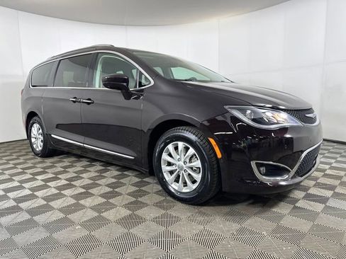 Used 2018 Chrysler Pacifica Touring-L Plus w/ Advanced Safetytec Group image 2