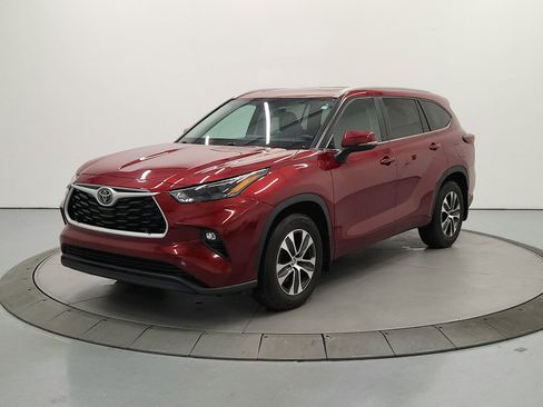 Used 2024 Toyota Highlander XLE FWD image 4