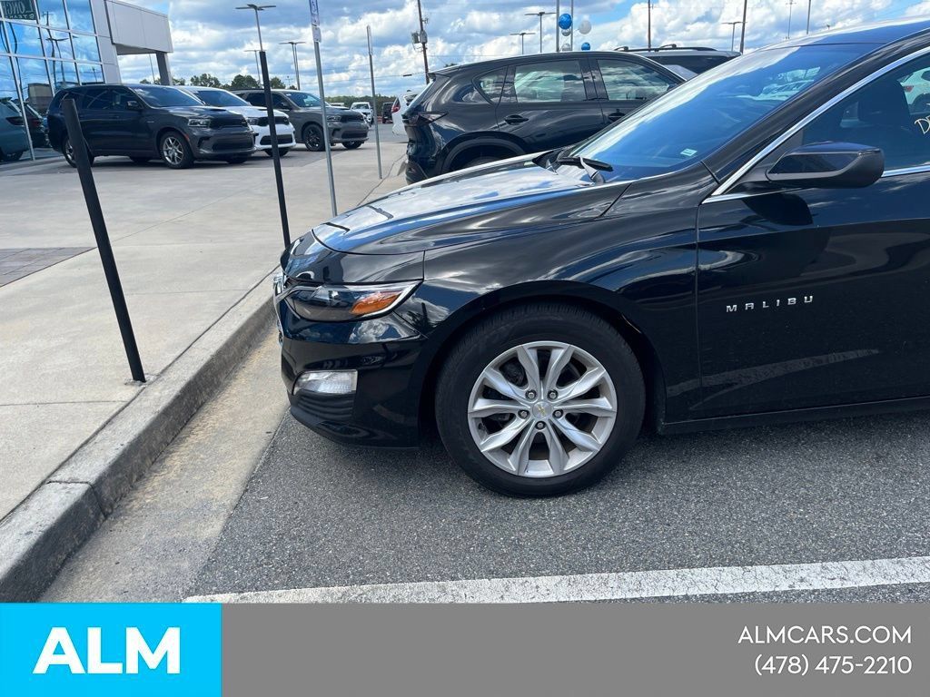 Used 2025 Chevrolet Malibu LT FWD image 2