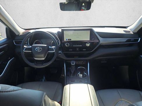 Used 2023 Toyota Highlander Bronze Edition image 20