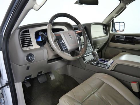 Used 2015 Lincoln Navigator 4WD image 18