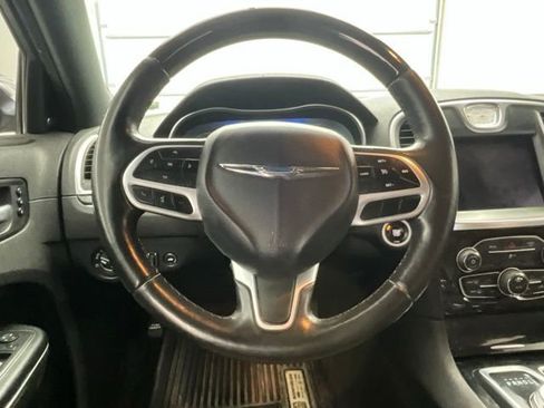 Used 2018 Chrysler 300 Limited image 8