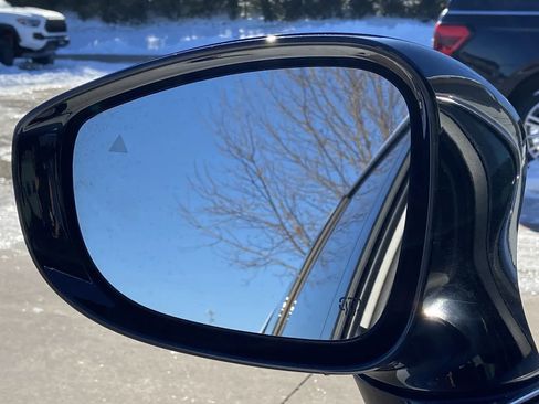 Used 2024 Chrysler Pacifica Touring-L image 9