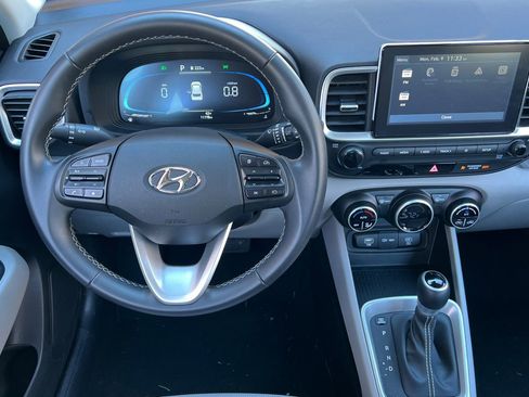 Certified 2025 Hyundai Venue SEL image 19