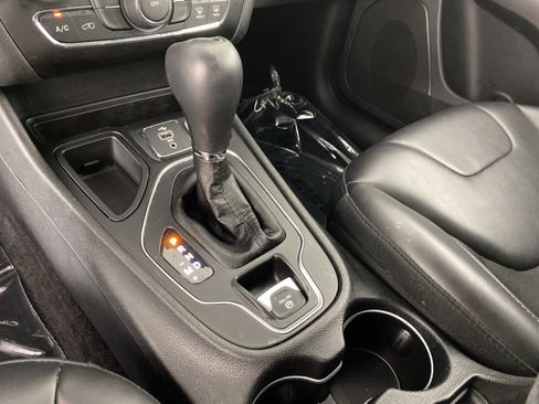 Used 2019 Jeep Cherokee Latitude Plus FWD image 28