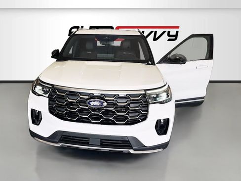 Used 2025 Ford Explorer Platinum w/ Ultimate Package AWD/4WD image 2