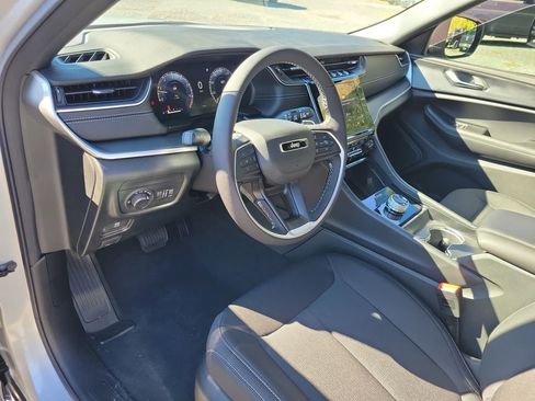 New 2025 Jeep Grand Cherokee Laredo w/ Luxury Tech Group I image 18