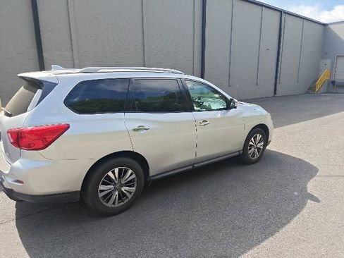 Used 2019 Nissan Pathfinder SL image 3