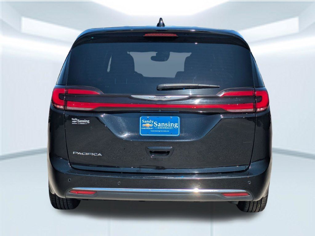 Used 2025 Chrysler Pacifica Select FWD image 5