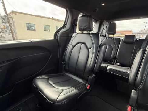 Used 2025 Chrysler Pacifica Select image 38