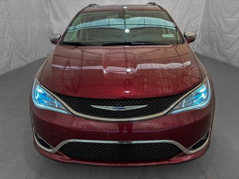 Used 2019 Chrysler Pacifica Limited FWD image 2