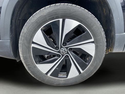 Used 2024 Volkswagen Taos SE image 40