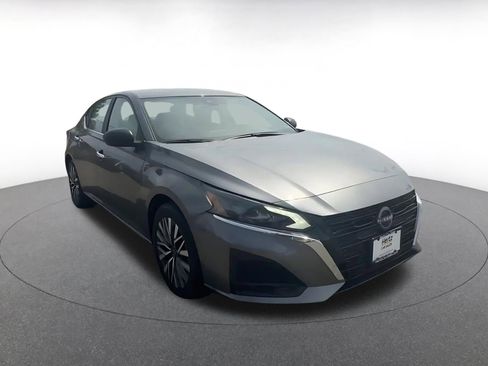 Used 2025 Nissan Altima 2.5 SV FWD image 3