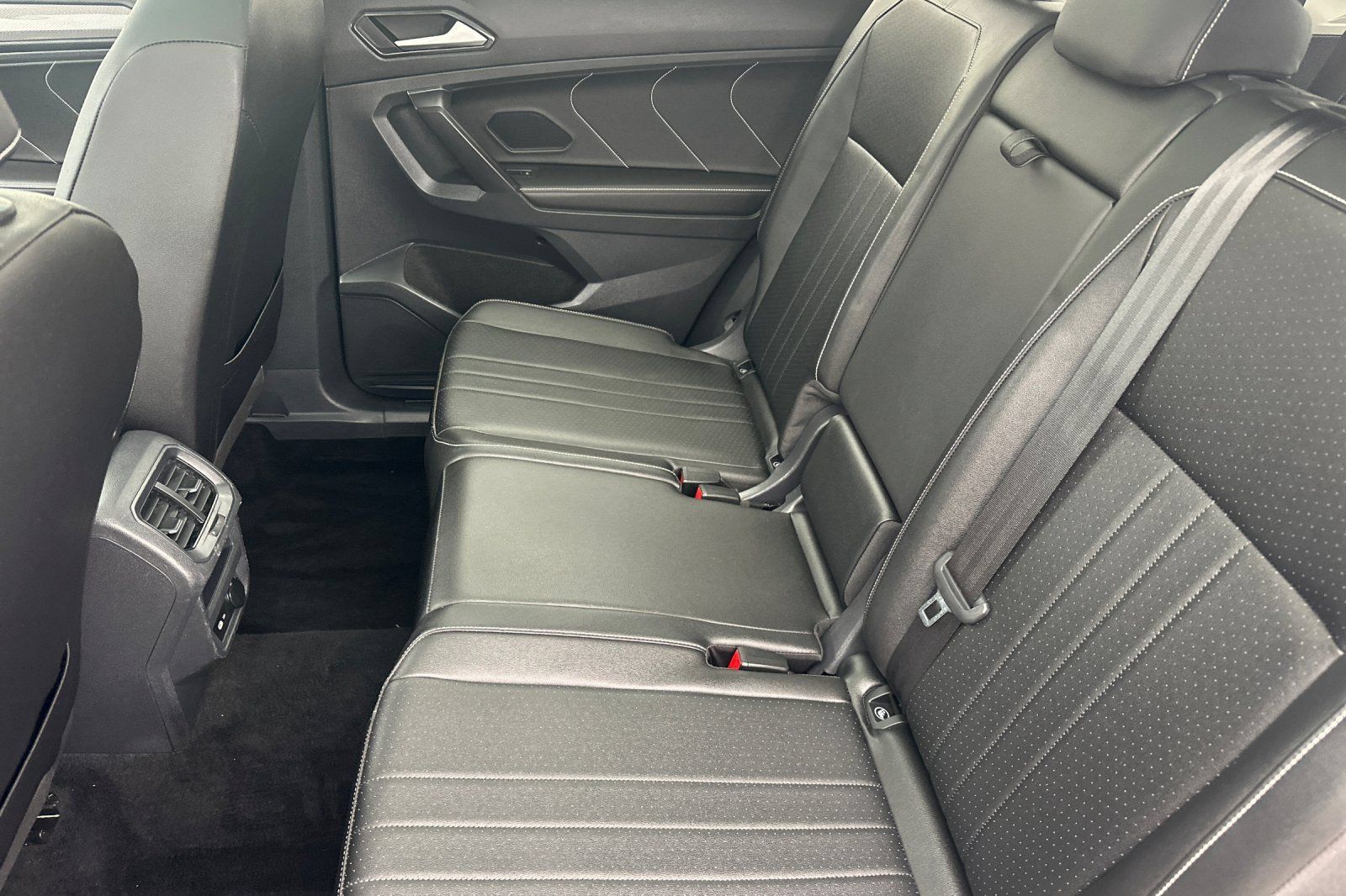 Used 2023 Volkswagen Tiguan SE w/ Panoramic Sunroof Package FWD image 11