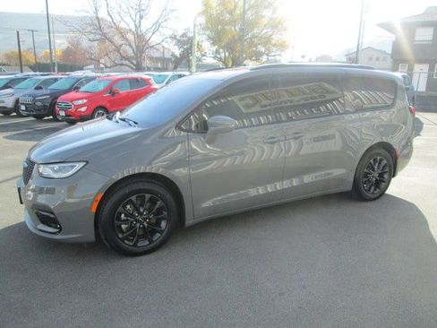 Used 2021 Chrysler Pacifica Touring-L w/ Uconnect Theater Family Group image 3
