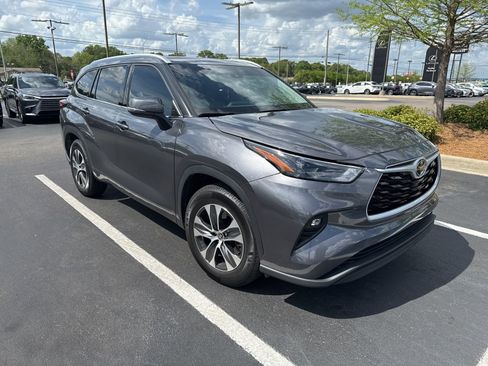 Used 2022 Toyota Highlander XLE image 1