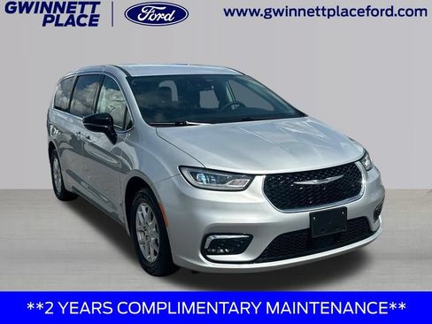 Used 2024 Chrysler Pacifica Touring-L FWD image 3