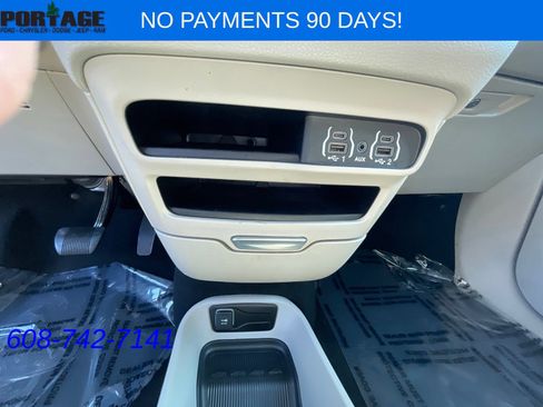 Used 2023 Chrysler Pacifica Touring-L FWD image 16