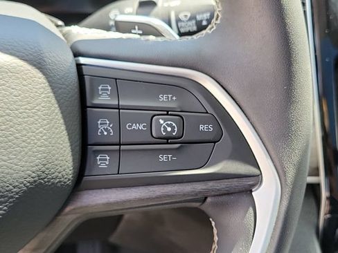 Used 2023 Jeep Grand Cherokee L Limited w/ Luxury Tech Group II AWD/4WD image 12