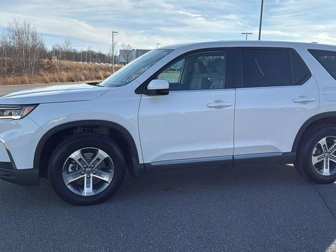 Used 2025 Honda Pilot EX-L image 13