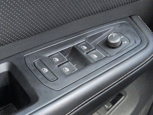 Used 2024 Volkswagen Atlas Cross Sport SE image 29