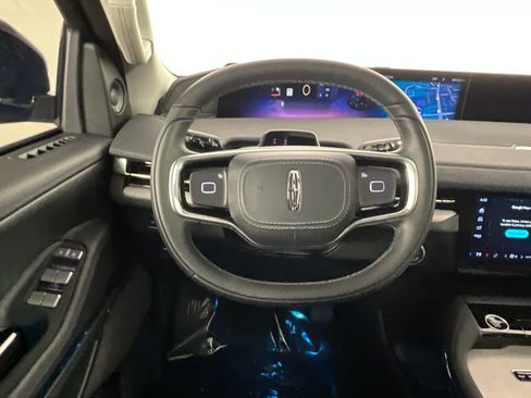 Used 2025 Lincoln Navigator Reserve image 11