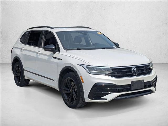 Used 2024 Volkswagen Tiguan SE R-Line FWD image 3