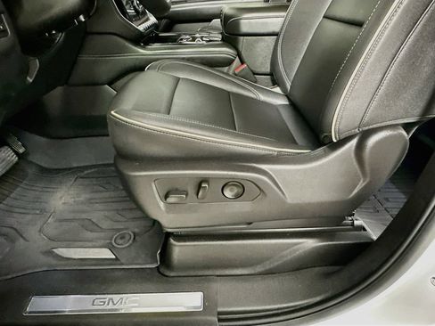 Used 2025 GMC Yukon Elevation w/ Elevation Premium Package AWD/4WD image 9