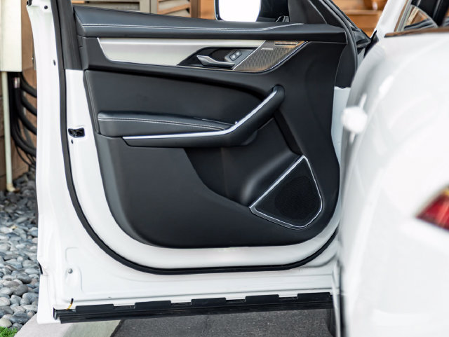 Certified 2025 Jaguar F-PACE R-Dynamic S AWD/4WD image 12