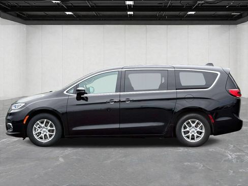 Used 2025 Chrysler Pacifica Select FWD image 8