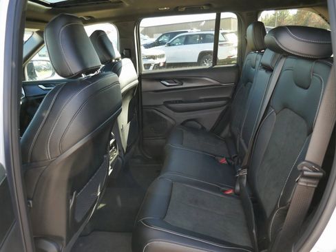 New 2025 Jeep Grand Cherokee Altitude image 12