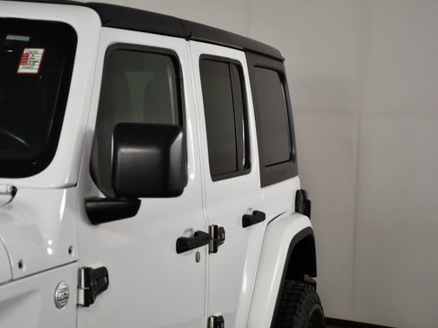 Used 2018 Jeep Wrangler Unlimited Sahara w/ Uconnect 4C Nav & Sound Group image 13