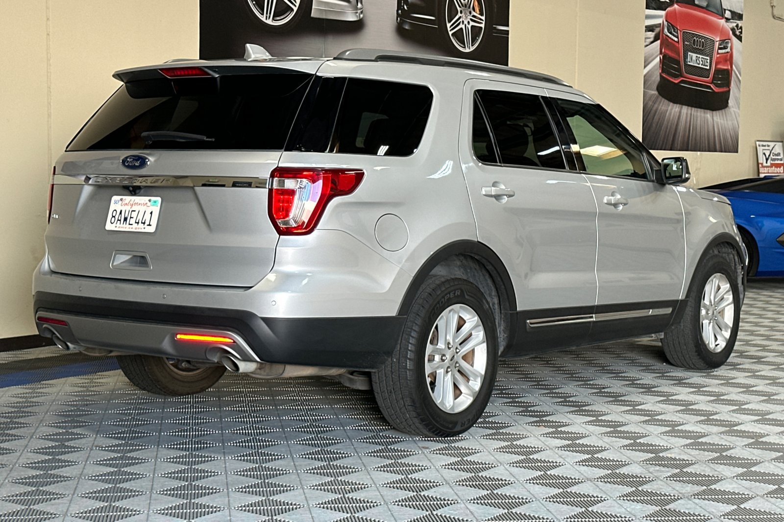 Used 2017 Ford Explorer XLT FWD image 4